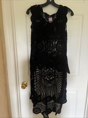 Black Crochet Sleeveless Hi-lo top. M/L
